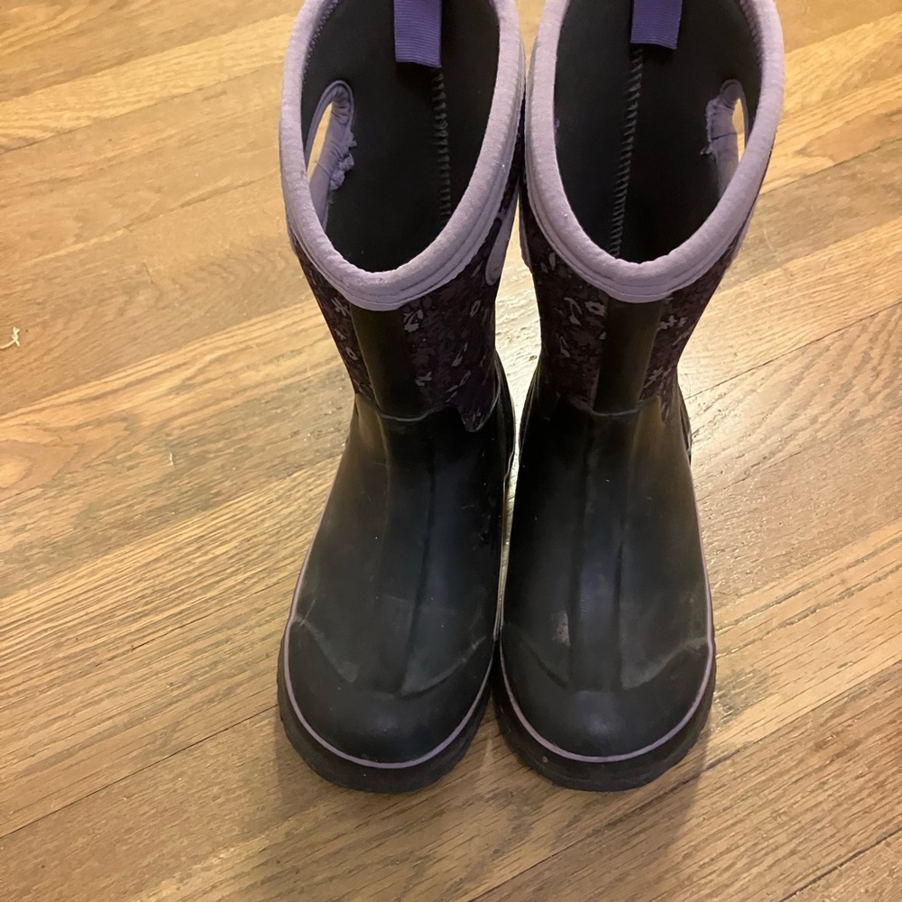 Insulated Bogs Kids Boots in Black and Purple
